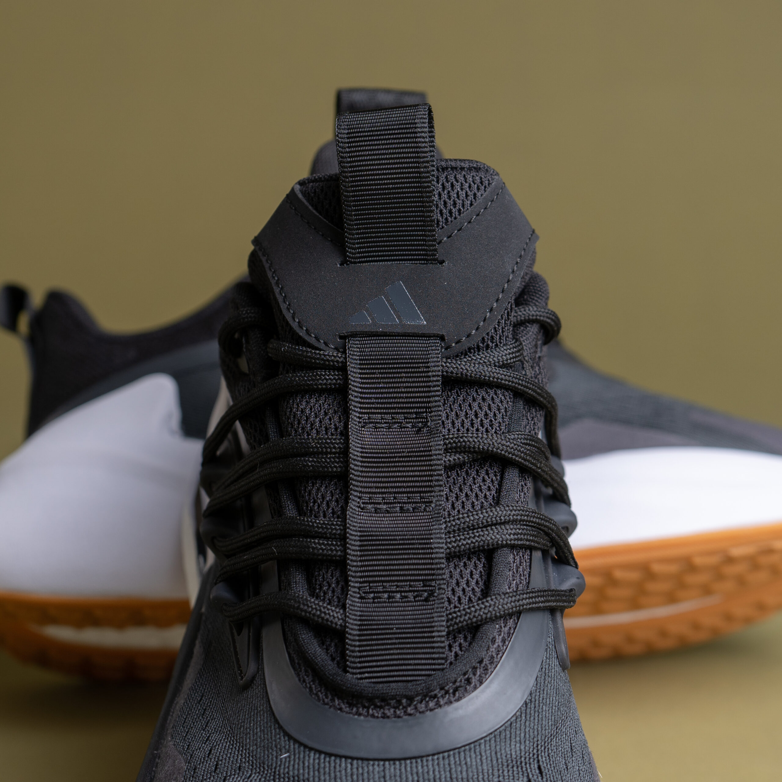 Adidas ALPHABOOST V2 IE9155 NEGRO/BLANCO | Urbano Shoes