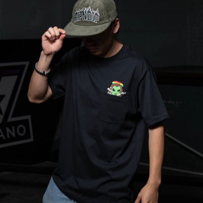 RIPNDIP PLAYERA SMOKING RASTA ALIEN POCKET TEE RNDSPR25160